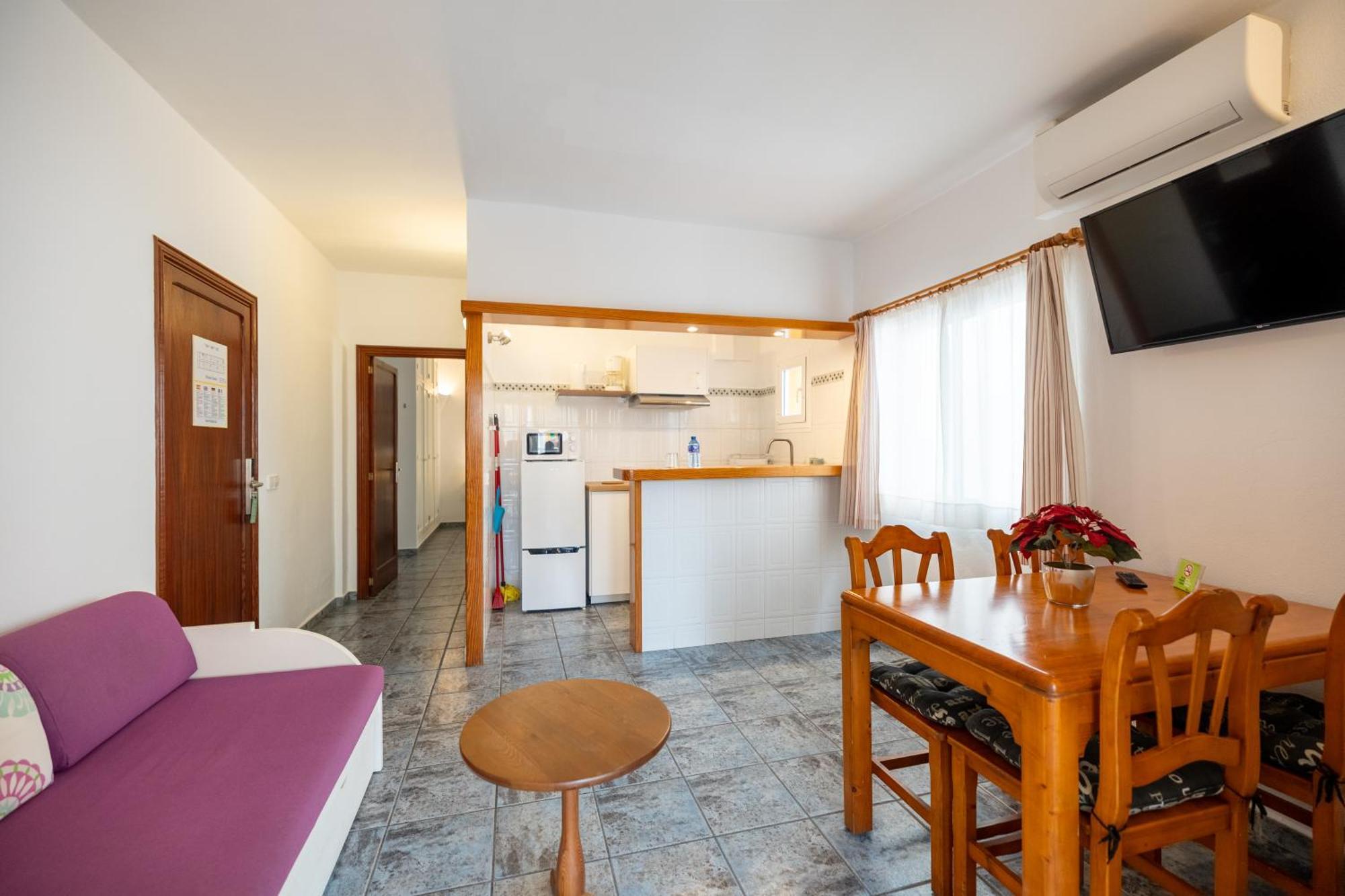 Hostal Doris - Adults Only Colonia de Sant Jordi Ruang foto