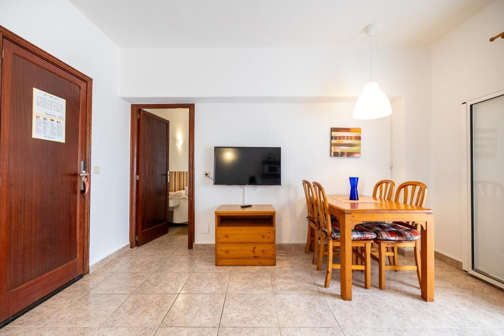Hostal Doris - Adults Only Colonia de Sant Jordi Ruang foto