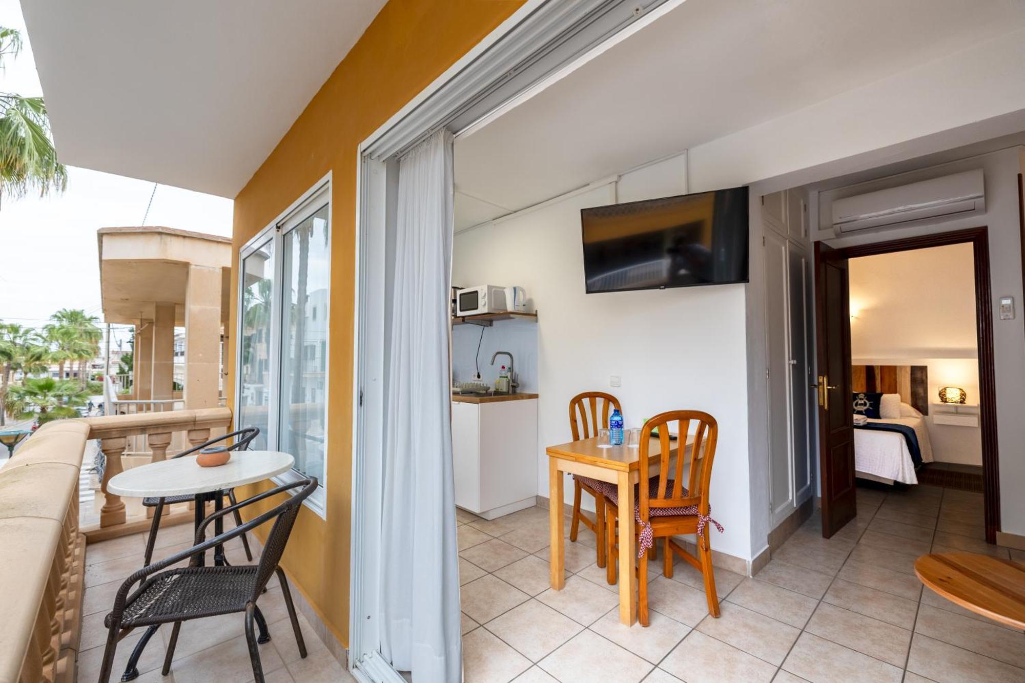Hostal Doris - Adults Only Colonia de Sant Jordi Ruang foto
