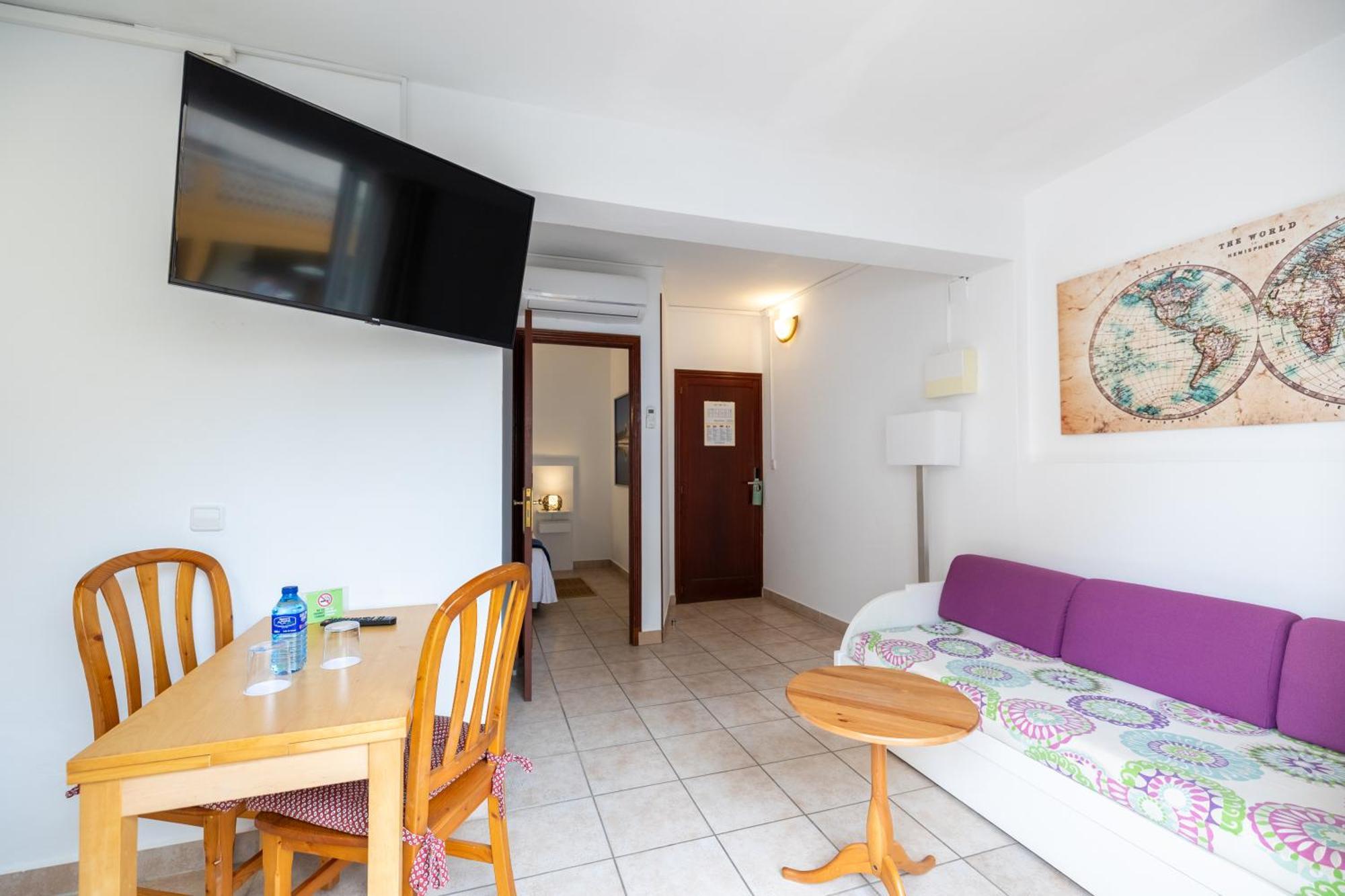 Hostal Doris - Adults Only Colonia de Sant Jordi Ruang foto