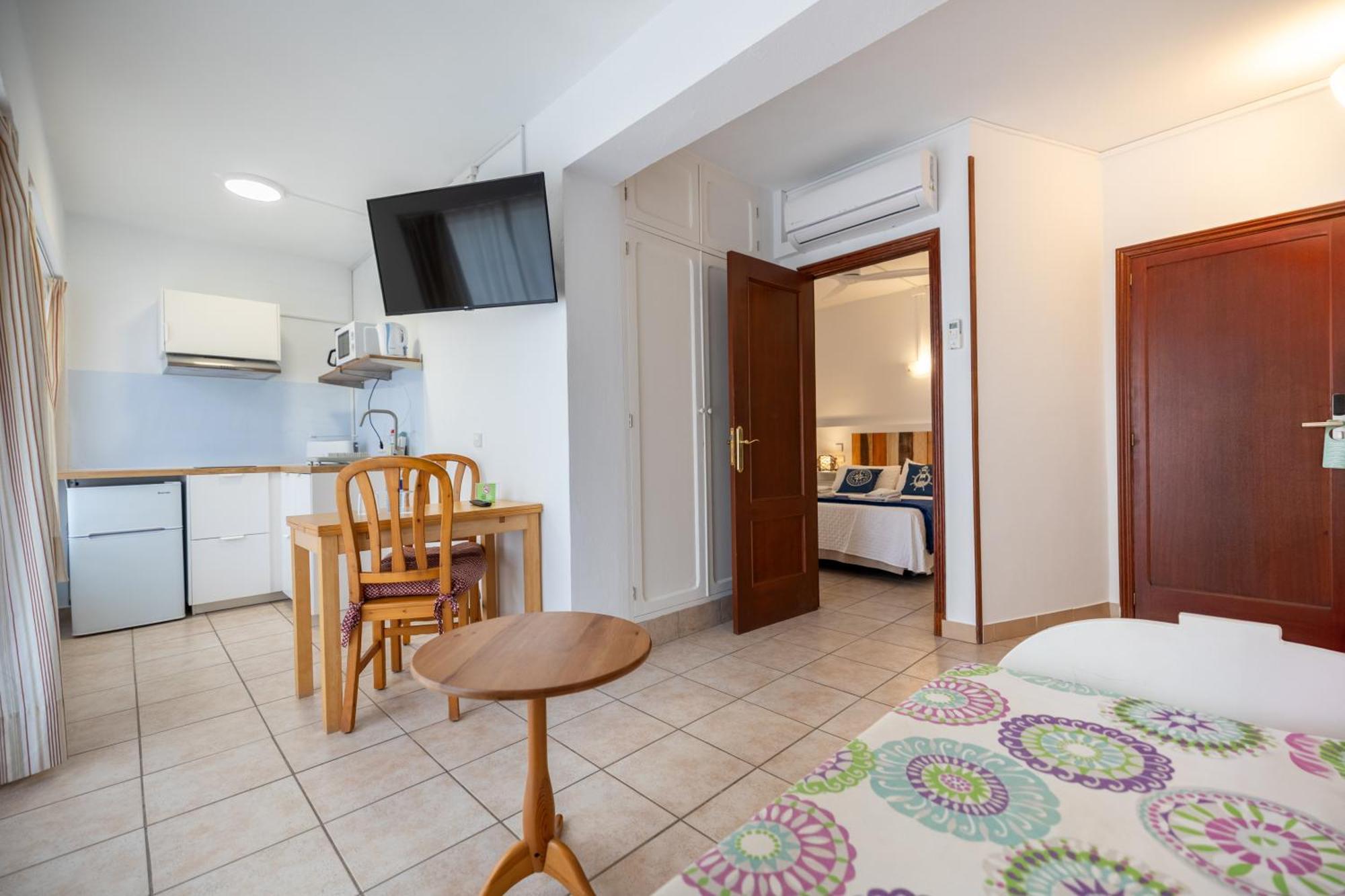 Hostal Doris - Adults Only Colonia de Sant Jordi Ruang foto