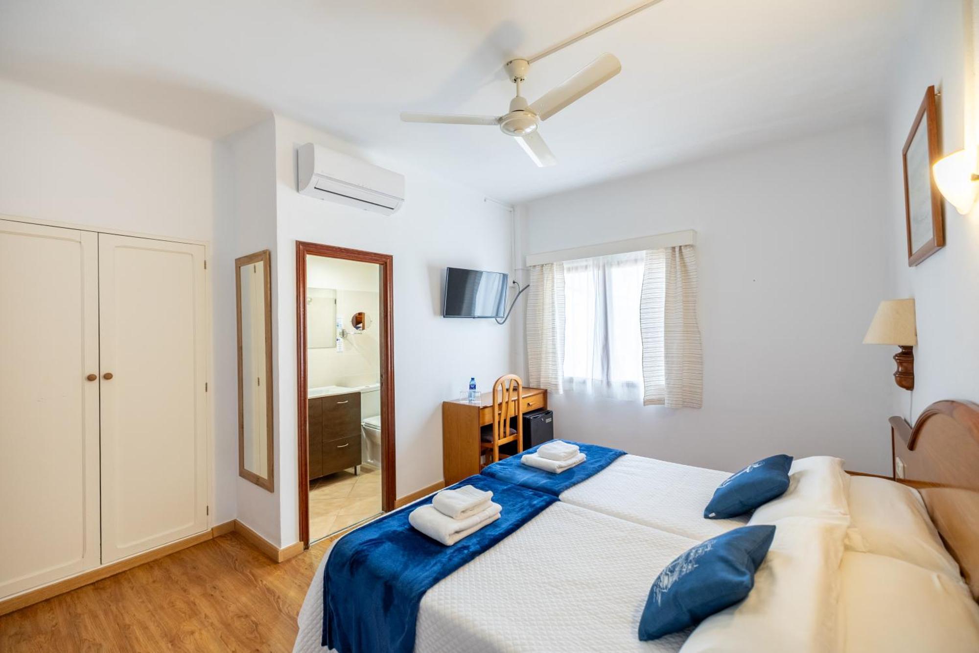 Hostal Doris - Adults Only Colonia de Sant Jordi Bagian luar foto